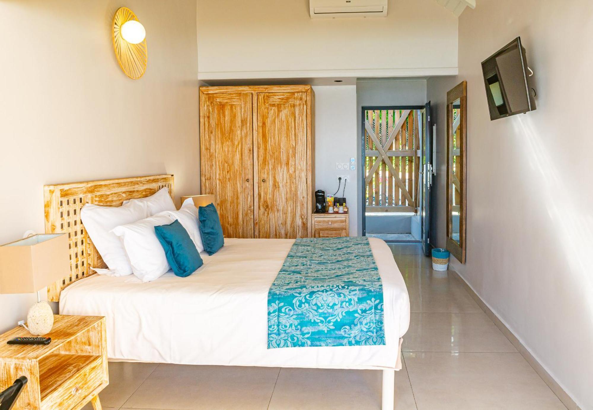 Les Galets Rouges Lodges & Spa Bouillante Bagian luar foto